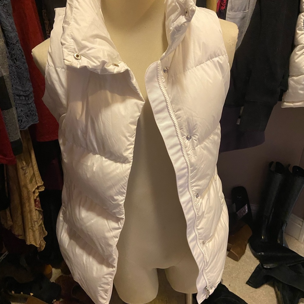 Athletica puffy vest ladies size medium. Love the longer length!